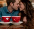 Dating Cafe bringt Menschen zusammen. (Foto: AdobeStock Curioso.Photography _808221233)