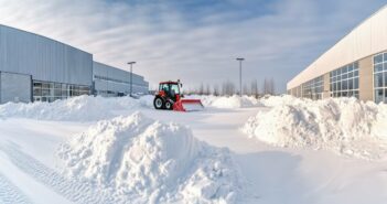 Winterdienst: Schutz vor Haftungsansprüchen durch Beauftragung professioneller Dienstleister (Foto: AdobeStock - 1040019111 lililia)